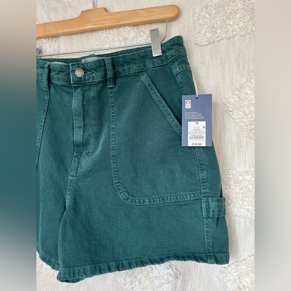NWT universal thread shorts